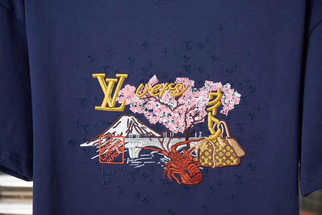 🅿️190 Louis LV 25ss early spring new short-sleeved LV letter landscape embroidered short-sleeved light luxury essential item for daily commuting for men and women Correct version Welcome to compare Detailed features · Imported Tajima machine embroidery three-dimensional embroidered LV letters ➕ Scenic area pattern · Customized new collar label on the back panel · Original main mark washed tag brand moisture-proof paper packaging Color: blue Size: S/M/L/XL